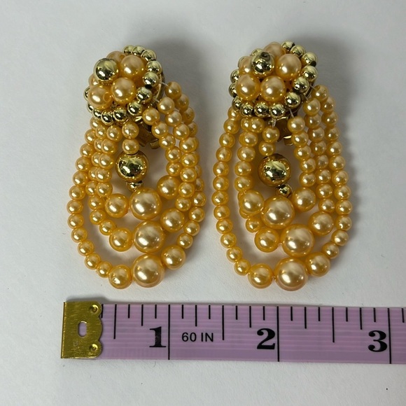 Vintage Faux Pearl Beaded Gold Tone Cluster 3 Strand Clip On Earrings OS - Picture 5 of 7